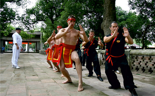 Тренировка в храме Ланг, фото из журнала «Вьетнам»